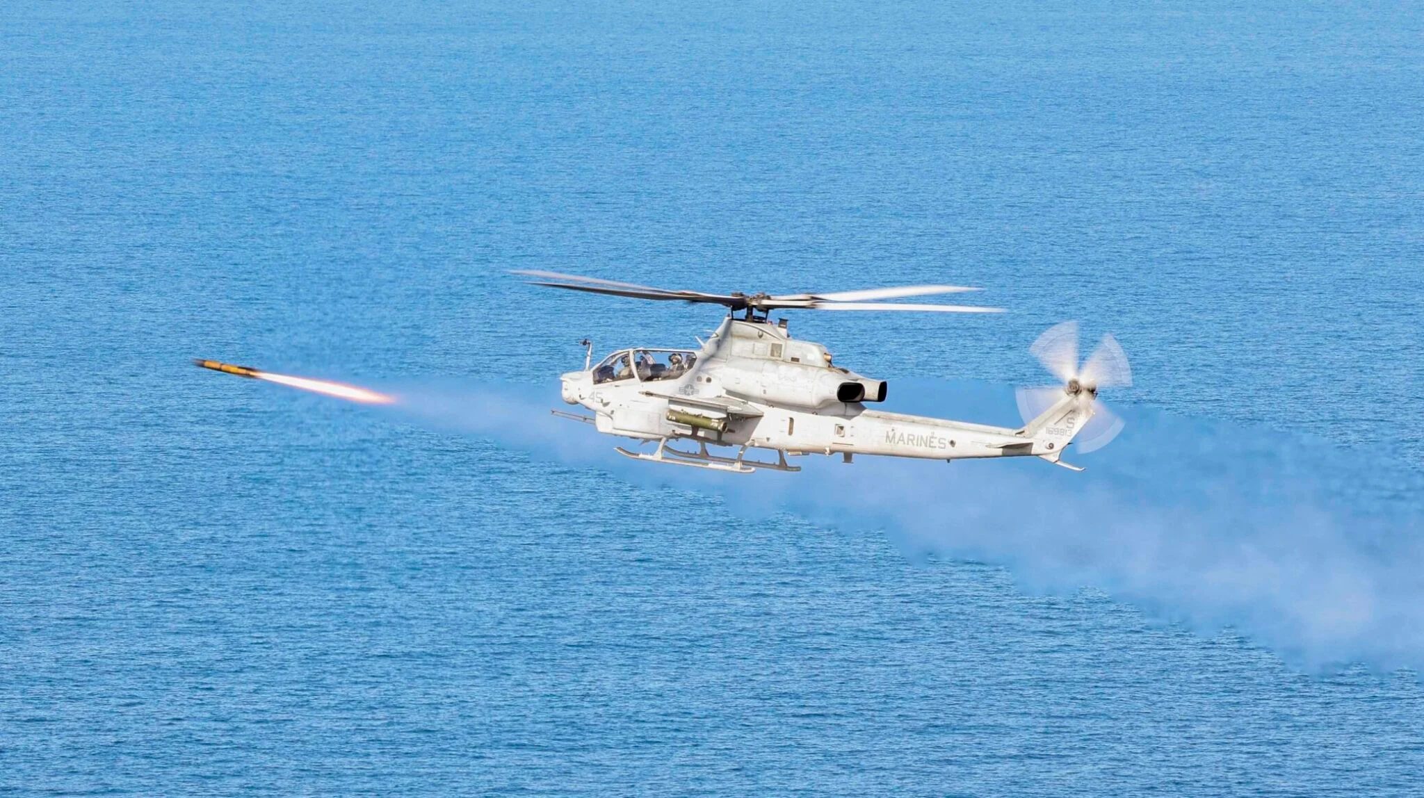 EE.UU. ha aprobado la venta al Reino Unido de 3.000 misiles AGM-179A JAGM para helicópteros AH-64E Apache por un coste de casi 1.000 millones de dólares. EE.UU. ha aprobado la venta al Reino Unido de 3.000 misiles AGM-179A JAGM para helicópteros AH-64E Apache por un coste de casi 1.000 millones de dólares.