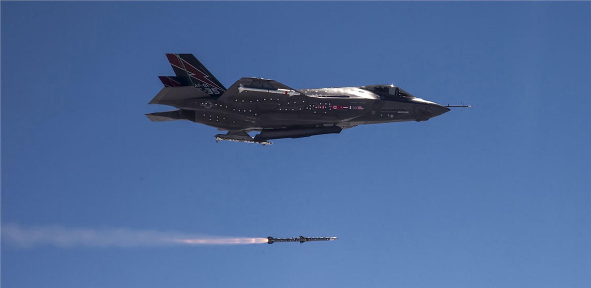 Alemania compra casi 1.000 misiles AIM-120C-8 AMRAAM con un alcance de lanzamiento de hasta 180 kilómetros por 2.900 millones de dólares Alemania compra casi 1.000 misiles AIM-120C-8 AMRAAM con un alcance de lanzamiento de hasta 180 kilómetros por 2.900 millones de dólares