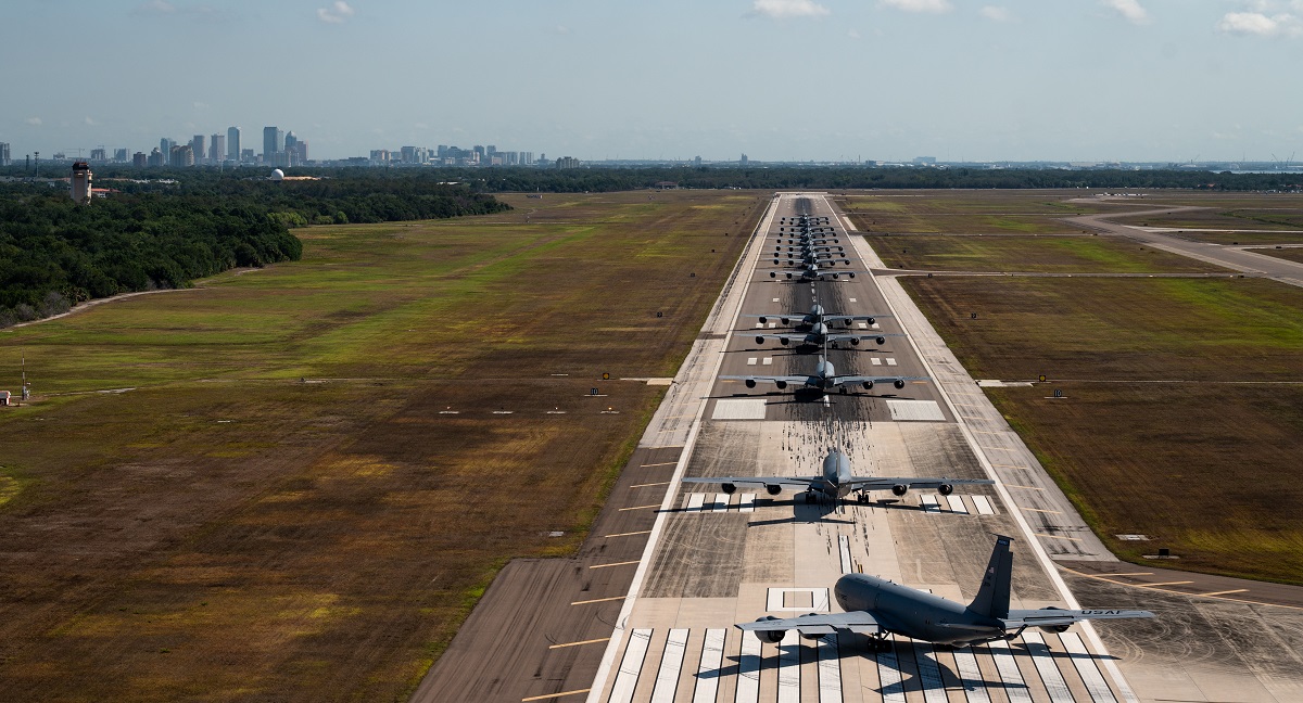 La Fuerza Aérea de EE.UU. evacuó aviones KC-135 Stratotanker debido al huracán Idalia, de categoría 3, que azota Florida. La Fuerza Aérea de EE.UU. evacuó aviones KC-135 Stratotanker debido al huracán Idalia, de categoría 3, que azota Florida.