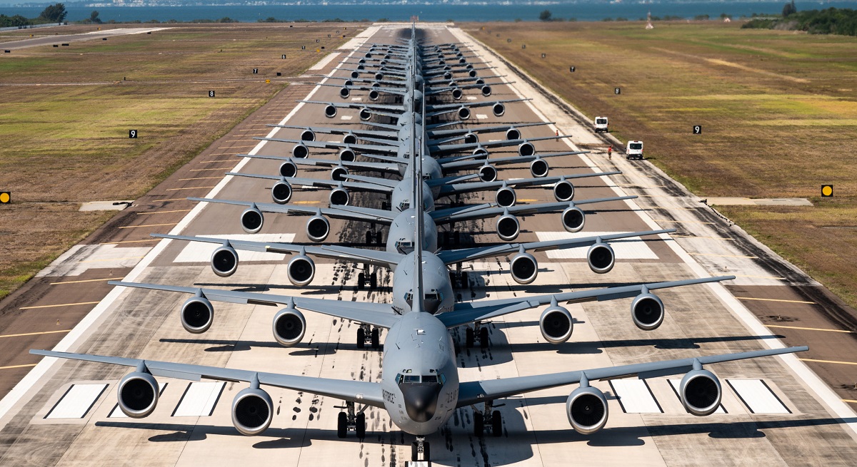 La Fuerza Aérea de EE.UU. quiere lanzar hasta 100 aviones no tripulados desde aviones cisterna de reabastecimiento KC-135 para reconocimiento, rescate de pilotos y atraer misiles de defensa antiaérea. La Fuerza Aérea de EE.UU. quiere lanzar hasta 100 aviones no tripulados desde aviones cisterna de reabastecimiento KC-135 para reconocimiento, rescate de pilotos y atraer misiles de defensa antiaérea.