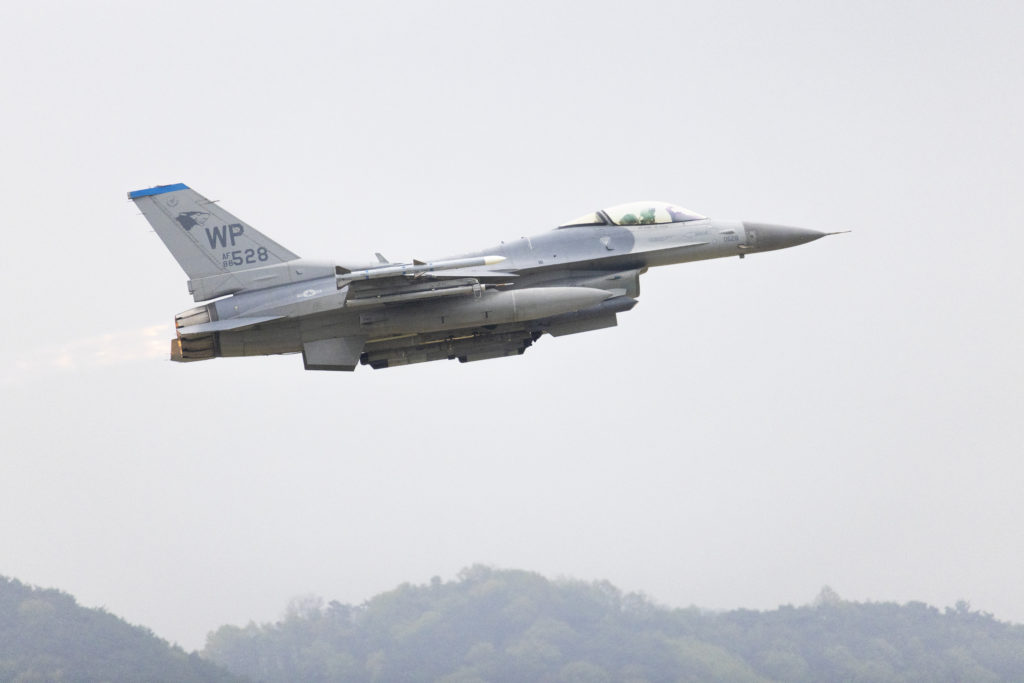 La televisión coreana muestra un vídeo del accidente de un caza F-16 estadounidense La televisión coreana muestra un vídeo del accidente de un caza F-16 estadounidense