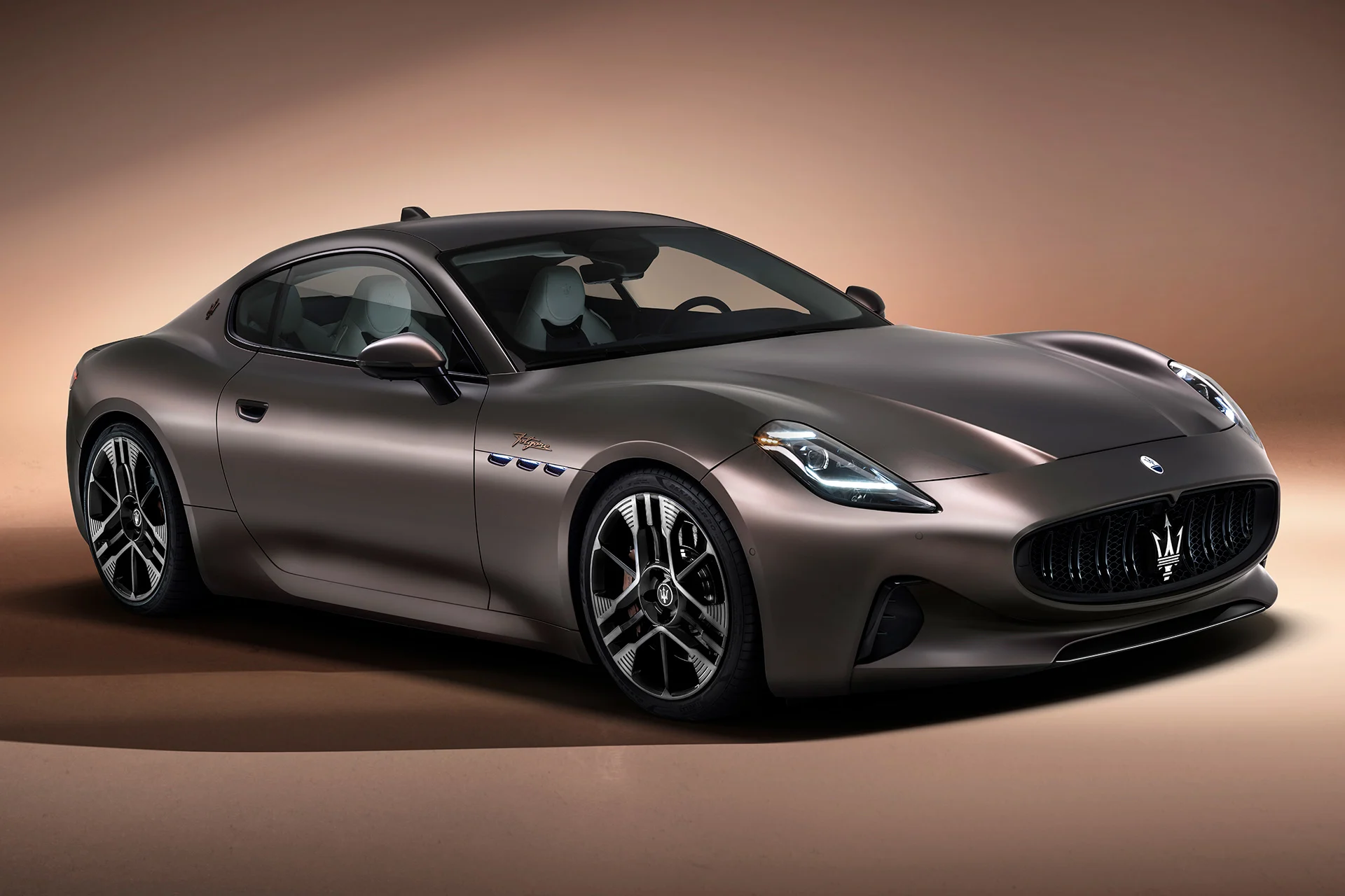Maserati ha anunciado su primer coche eléctrico, el GranTurismo Folgore, un coupé con un motor de 1.221 CV, velocidad de hasta 320 km/h y precio desde 170.000 dólares Maserati ha anunciado su primer coche eléctrico, el GranTurismo Folgore, un coupé con un motor de 1.221 CV, velocidad de hasta 320 km/h y precio desde 170.000 dólares