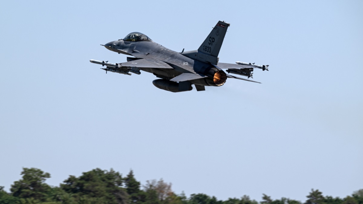 Las Fuerzas Aéreas estadounidenses han enviado a Polonia cazas F-16 Fighting Falcon de cuarta generación en lugar de cazas F-15E Strike Eagle. Las Fuerzas Aéreas estadounidenses han enviado a Polonia cazas F-16 Fighting Falcon de cuarta generación en lugar de cazas F-15E Strike Eagle.