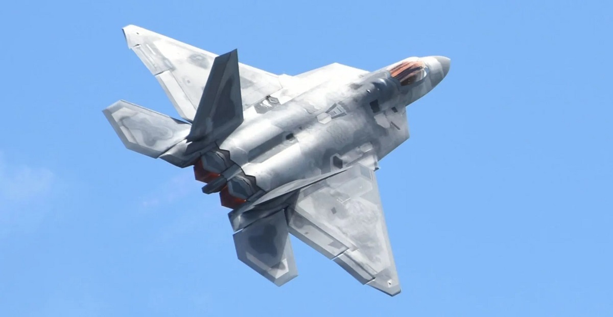 Lockheed Martin está dispuesta a prestar apoyo a los cazas de quinta generación F-22 Raptor durante 10 años más de lo que las Fuerzas Aéreas de EE.UU. prevén mantenerlos. Lockheed Martin está dispuesta a prestar apoyo a los cazas de quinta generación F-22 Raptor durante 10 años más de lo que las Fuerzas Aéreas de EE.UU. prevén mantenerlos.