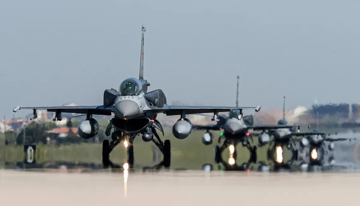 Turquía anunció el proyecto ÖZGÜR-2 para modernizar todos sus cazas F-16 Block 30, Block 40 y Block 50 de cuarta generación. Turquía anunció el proyecto ÖZGÜR-2 para modernizar todos sus cazas F-16 Block 30, Block 40 y Block 50 de cuarta generación.