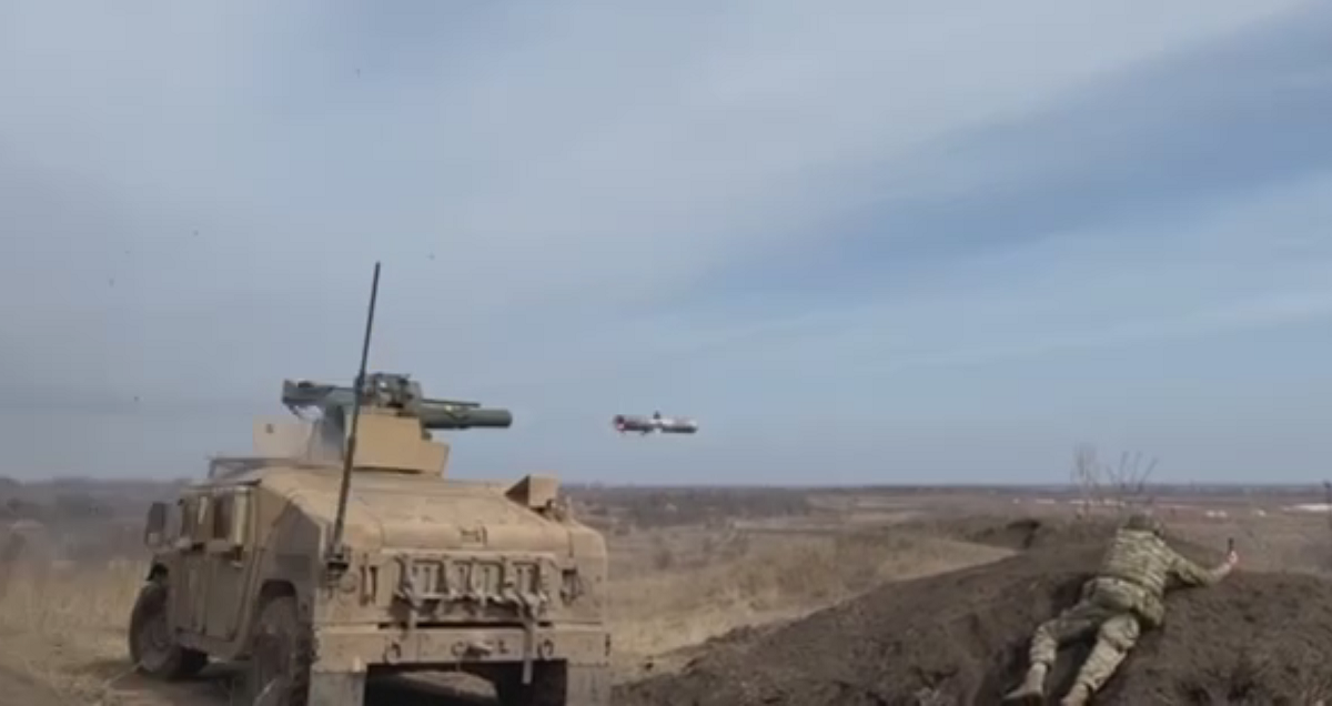 El ejército ucraniano muestra un vídeo poco común del sistema de misiles antitanque TOW-2B cerca de Bajmut El ejército ucraniano muestra un vídeo poco común del sistema de misiles antitanque TOW-2B cerca de Bajmut