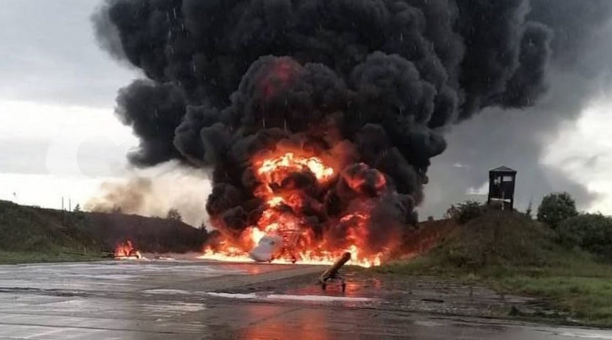 Un dron kamikaze desconocido destruyó por completo un bombardero estratégico Tu-22M3 justo en un aeródromo en rusia Un dron kamikaze desconocido destruyó por completo un bombardero estratégico Tu-22M3 justo en un aeródromo en rusia