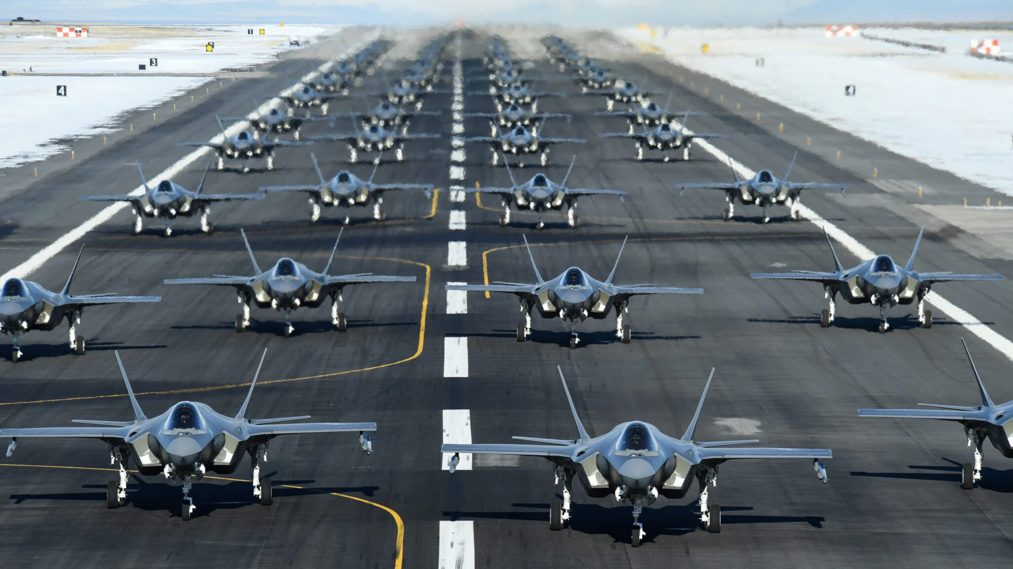 Las Fuerzas Aéreas estadounidenses pagan una media de 82,5 millones de dólares por un caza F-35A, mientras que los F-35B y F-35C cuestan más de 100 millones. Las Fuerzas Aéreas estadounidenses pagan una media de 82,5 millones de dólares por un caza F-35A, mientras que los F-35B y F-35C cuestan más de 100 millones.