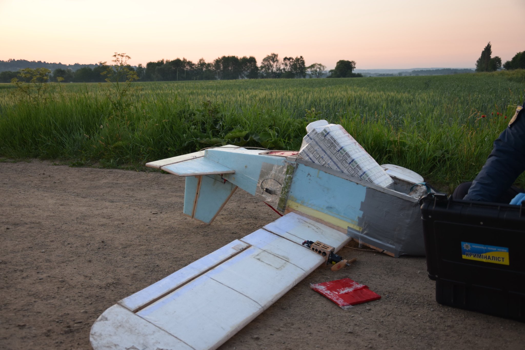 Dos ucranianos intentaron enviar un dron con cigarrillos a Rumanía, pero fueron atrapados Dos ucranianos intentaron enviar un dron con cigarrillos a Rumanía, pero fueron atrapados