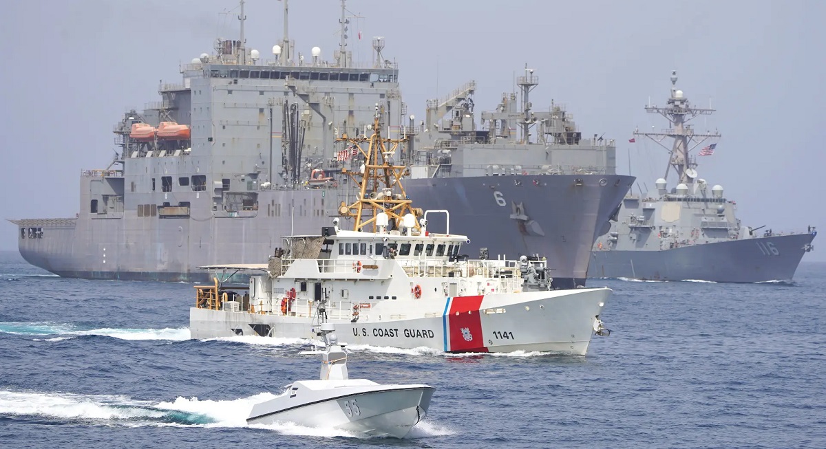La embarcación no tripulada L3Harris Arabian Fox ayudó a escoltar a un grupo de buques estadounidenses liderados por el destructor USS Thomas Hudner a través del Estrecho de Ormuz. La embarcación no tripulada L3Harris Arabian Fox ayudó a escoltar a un grupo de buques estadounidenses liderados por el destructor USS Thomas Hudner a través del Estrecho de Ormuz.