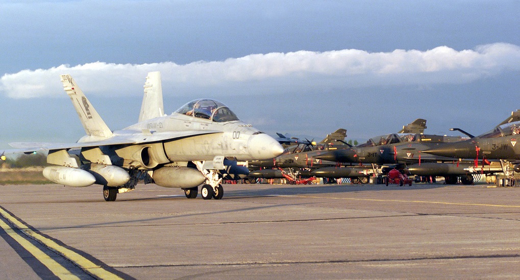 Un caza F/A-18D Hornet del Cuerpo de Marines de EE.UU. se estrelló cerca de una base militar en California. Un caza F/A-18D Hornet del Cuerpo de Marines de EE.UU. se estrelló cerca de una base militar en California.