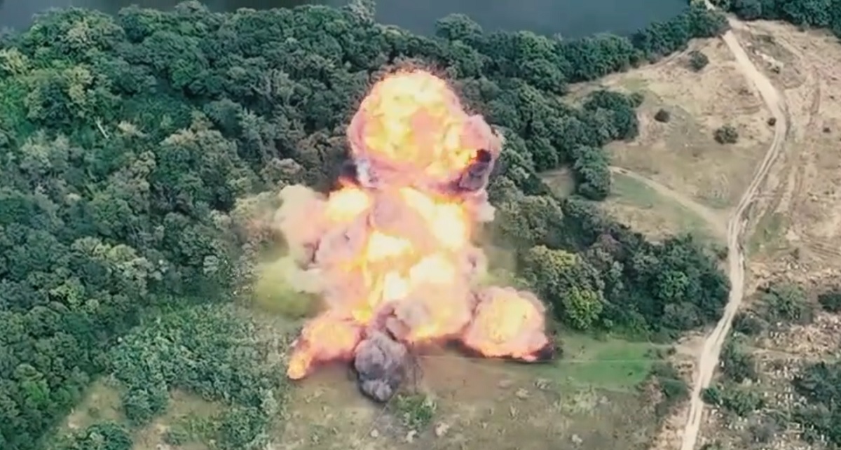 Las Fuerzas Armadas ucranianas destrozan un sistema ruso de lanzacohetes múltiples Grad con una munición de racimo Las Fuerzas Armadas ucranianas destrozan un sistema ruso de lanzacohetes múltiples Grad con una munición de racimo