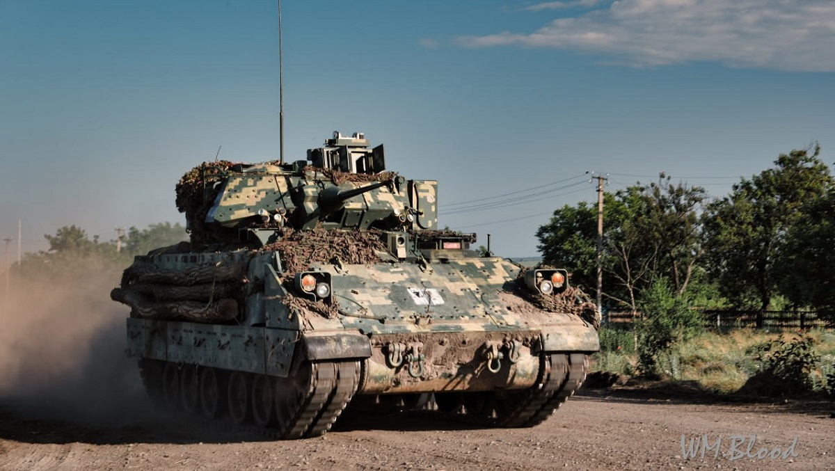 Militares ucranianos muestran un M2 Bradley destruyendo tanques con el sistema de misiles TOW-2 Militares ucranianos muestran un M2 Bradley destruyendo tanques con el sistema de misiles TOW-2