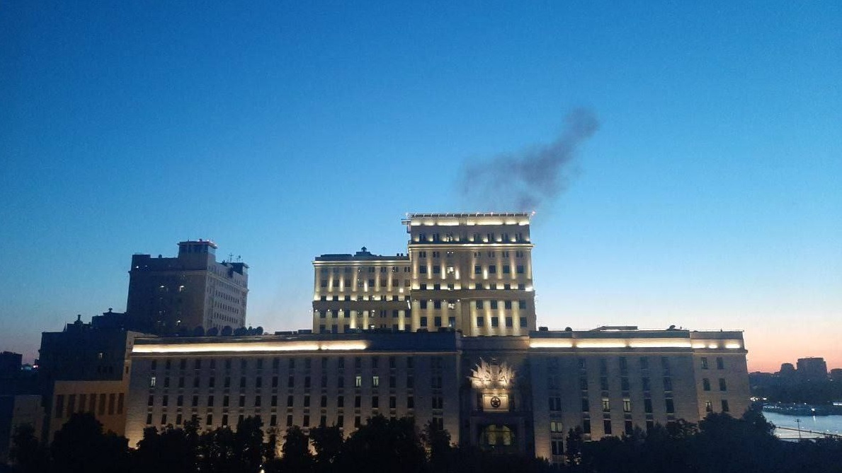drones desconocidos intentaron atacar el edificio del ministerio de defensa ruso en moscú drones desconocidos intentaron atacar el edificio del ministerio de defensa ruso en moscú