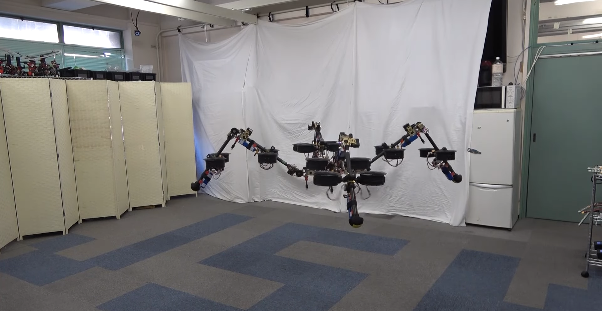 SPIDAR - un trabajador japonés que puede volar y caminar utilizando hélices SPIDAR - un trabajador japonés que puede volar y caminar utilizando hélices