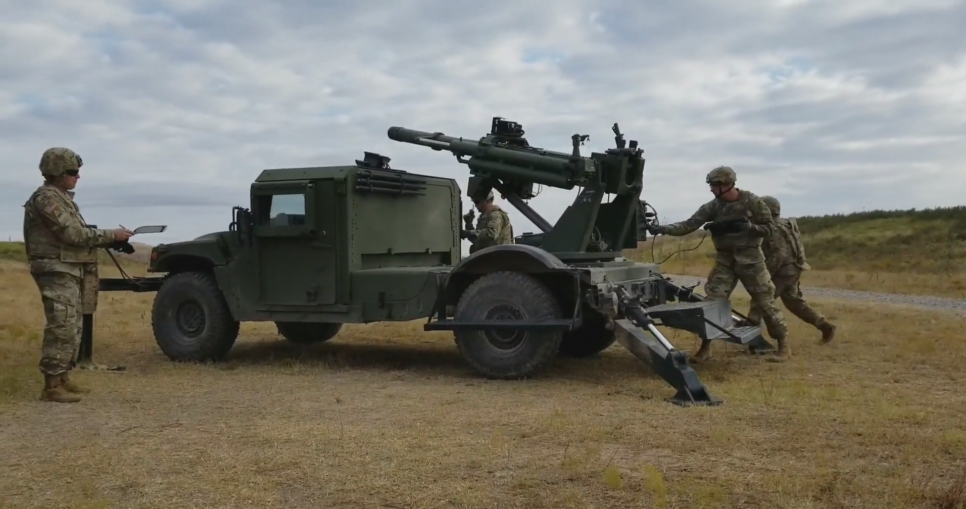 AM General muestra el sistema de obús móvil CT-2 Hawkeye basado en el vehículo blindado Humvee AM General muestra el sistema de obús móvil CT-2 Hawkeye basado en el vehículo blindado Humvee