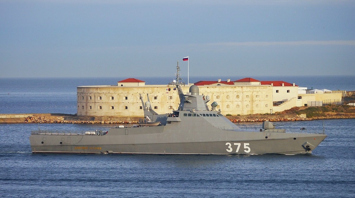 Las fuerzas de defensa ucranianas han alcanzado dos nuevos buques rusos del tipo Vasily Bykov, que pueden transportar misiles antibuque Kh-35 y misiles de crucero Kalibr. Las fuerzas de defensa ucranianas han alcanzado dos nuevos buques rusos del tipo Vasily Bykov, que pueden transportar misiles antibuque Kh-35 y misiles de crucero Kalibr.