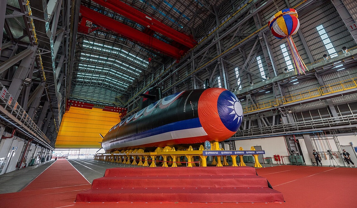 Taiwán ha botado su primer submarino, el Hai Kun, valorado en 1.540 millones de dólares, que recibirá torpedos estadounidenses Mk 48 y misiles antibuque Harpoon. Taiwán ha botado su primer submarino, el Hai Kun, valorado en 1.540 millones de dólares, que recibirá torpedos estadounidenses Mk 48 y misiles antibuque Harpoon.