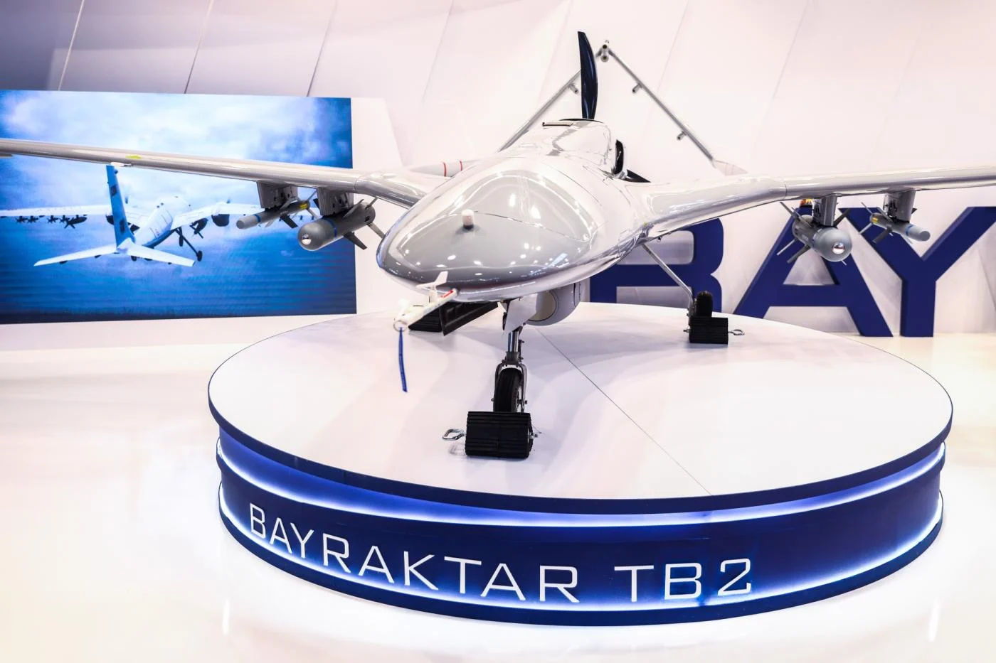 Emiratos Árabes Unidos comprará 120 drones Bayraktar TB2 y munición MAM-L por 2.000 millones de dólares Emiratos Árabes Unidos comprará 120 drones Bayraktar TB2 y munición MAM-L por 2.000 millones de dólares