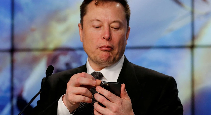 La Policía no multará a Elon Musk por usar un smartphone mientras conduce un Tesla con la conducción autónoma activada por completo La Policía no multará a Elon Musk por usar un smartphone mientras conduce un Tesla con la conducción autónoma activada por completo