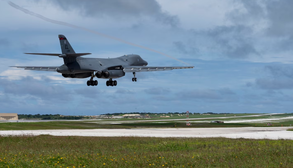 EE.UU. ha enviado bombarderos estratégicos B-1B Lancer a Japón, tras los cazas de quinta generación F-22 Raptor EE.UU. ha enviado bombarderos estratégicos B-1B Lancer a Japón, tras los cazas de quinta generación F-22 Raptor