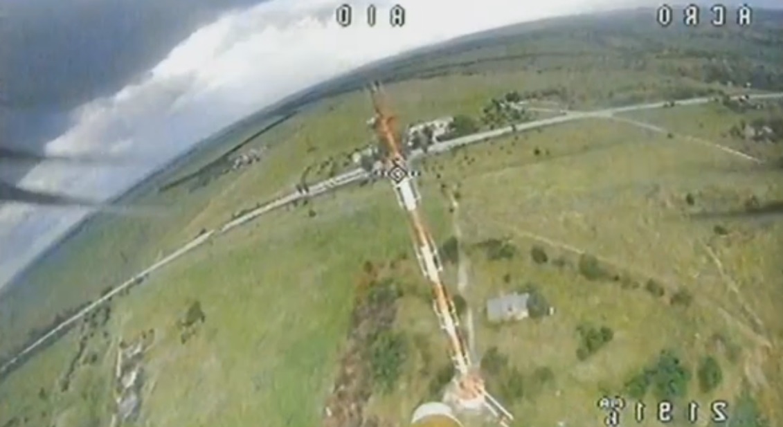 Un dron FPV ucraniano destruye una torre de vigilancia rusa a una distancia récord Un dron FPV ucraniano destruye una torre de vigilancia rusa a una distancia récord