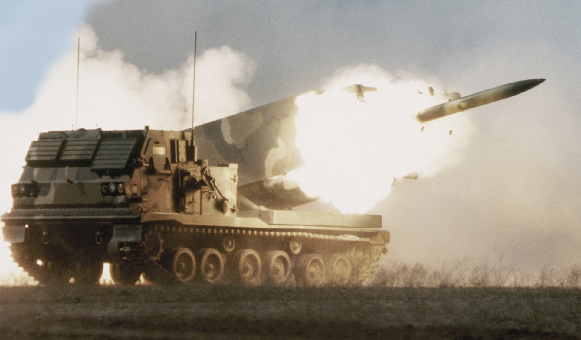 El Ejército de Estados Unidos recibe el primer MLRS M270A2 con nuevo lanzador y soporte de munición GMLRS con un alcance de hasta 150 km El Ejército de Estados Unidos recibe el primer MLRS M270A2 con nuevo lanzador y soporte de munición GMLRS con un alcance de hasta 150 km