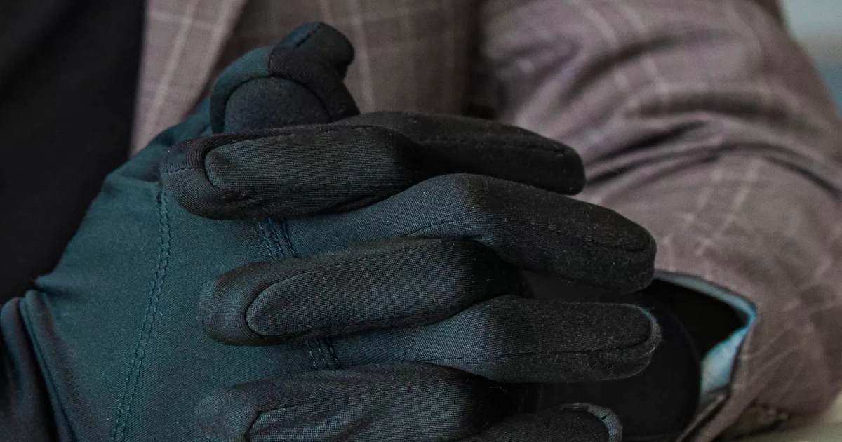 Científicos presentan guantes inteligentes con comunicación táctil