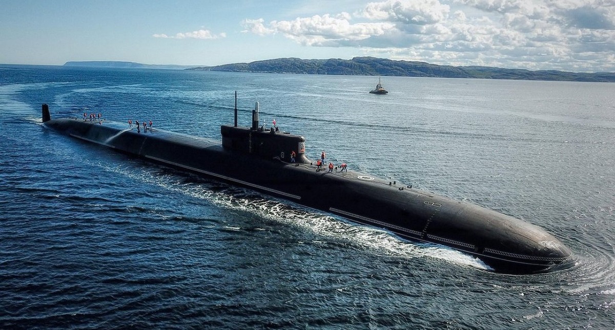 La Armada rusa recibirá en 2023 el submarino de propulsión nuclear "Emperador Alejandro III", que irá armado con misiles balísticos SS-NX-30 con ojiva termonuclear y un alcance de 9.300 kilómetros. La Armada rusa recibirá en 2023 el submarino de propulsión nuclear "Emperador Alejandro III", que irá armado con misiles balísticos SS-NX-30 con ojiva termonuclear y un alcance de 9.300 kilómetros.