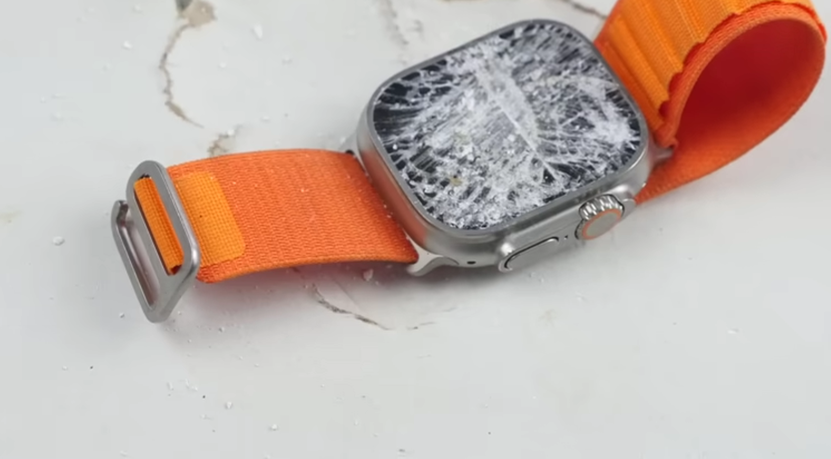 En la prueba de durabilidad del Apple Watch Ultra, la mesa se rompió más rápido que el reloj En la prueba de durabilidad del Apple Watch Ultra, la mesa se rompió más rápido que el reloj