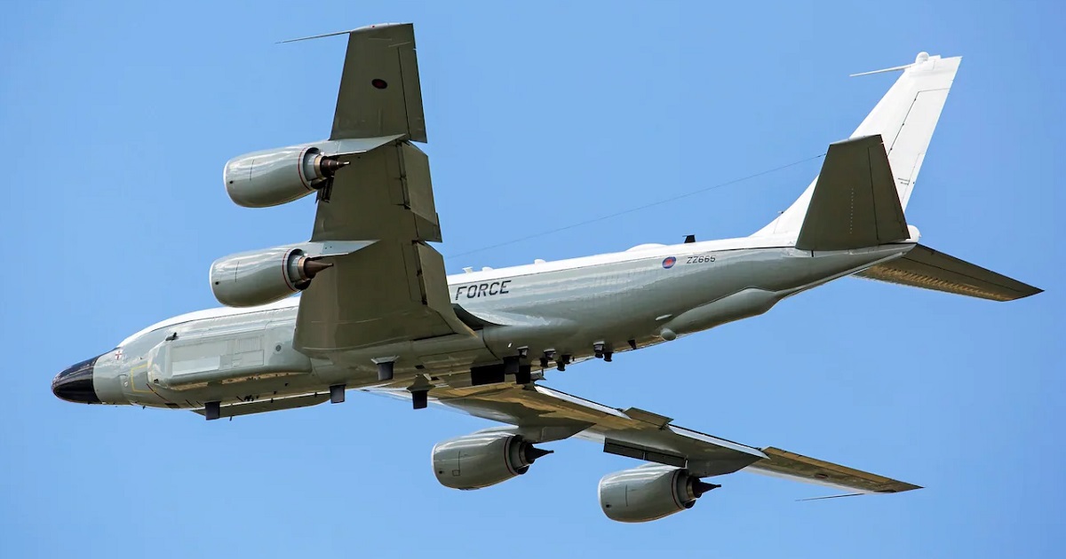 Un caza ruso Su-27 lanzó un misil contra un avión de reconocimiento británico Boeing RC-135W Rivet Joint sobre el Mar Negro Un caza ruso Su-27 lanzó un misil contra un avión de reconocimiento británico Boeing RC-135W Rivet Joint sobre el Mar Negro
