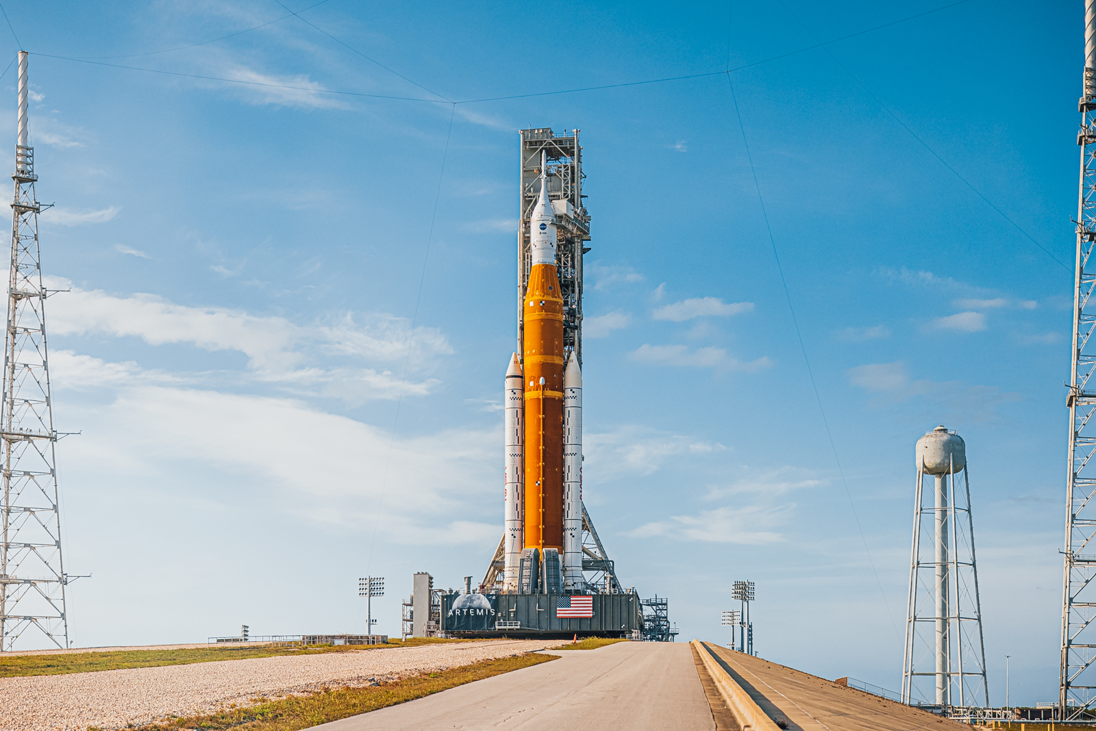 Vídeo: Prueba de encendido del motor RS-25E para el futuro cohete lunar SLS Vídeo: Prueba de encendido del motor RS-25E para el futuro cohete lunar SLS