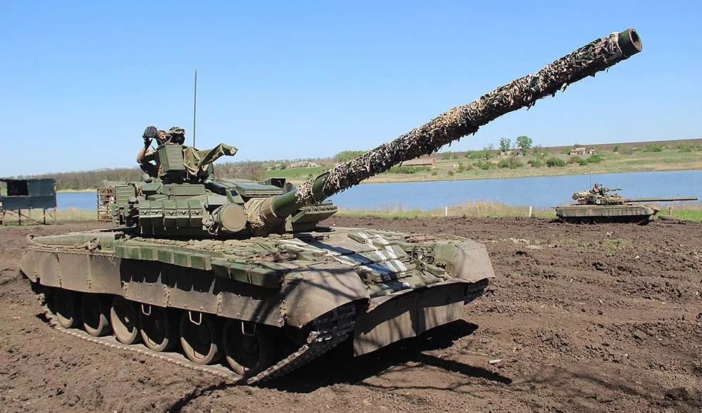 Un dron FPV introdujo cuidadosamente explosivos en la escotilla abierta de un T-80BV y destruyó un tanque ruso