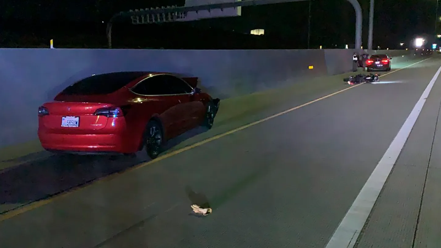 Acusan a un conductor de Tesla de matar a un motorista mientras usaba el piloto automático Acusan a un conductor de Tesla de matar a un motorista mientras usaba el piloto automático