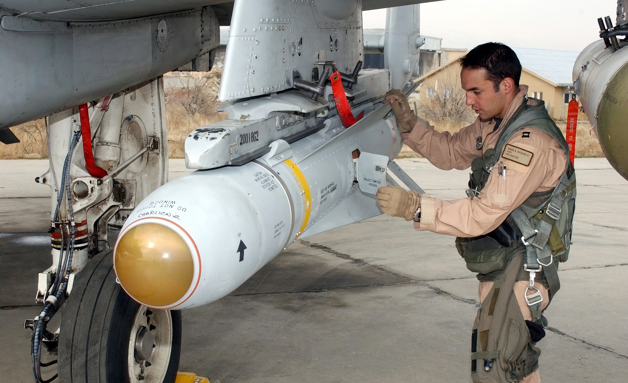 Las fuerzas armadas ucranianas dispararon un misil antirradar AGM-88 contra el sistema ruso de defensa aérea Tor-M2, destruyendo casi por completo la electrónica del vehículo Las fuerzas armadas ucranianas dispararon un misil antirradar AGM-88 contra el sistema ruso de defensa aérea Tor-M2, destruyendo casi por completo la electrónica del vehículo