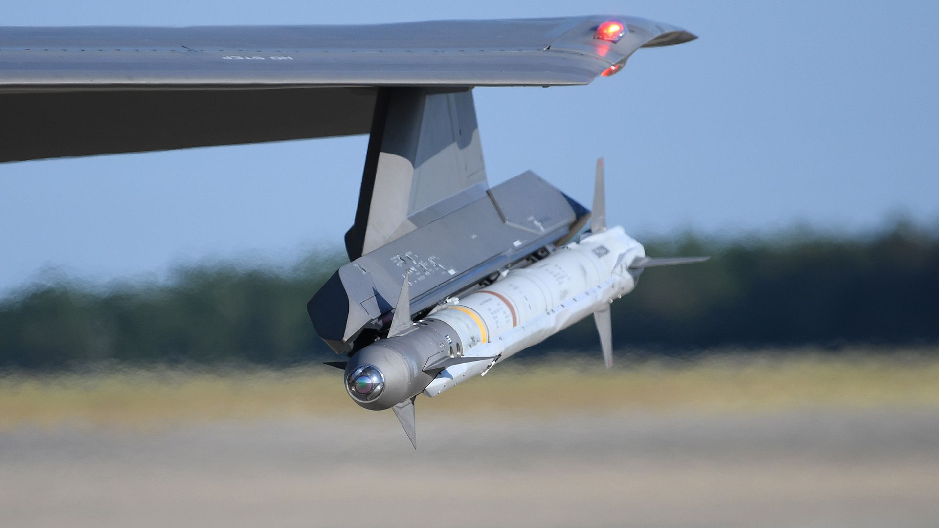 Estados Unidos ha aprobado la venta de 300 misiles AIM-9X Sidewinder Block II para el F-16 Fighting Falcon a Rumanía por 340,8 millones de dólares. Estados Unidos ha aprobado la venta de 300 misiles AIM-9X Sidewinder Block II para el F-16 Fighting Falcon a Rumanía por 340,8 millones de dólares.