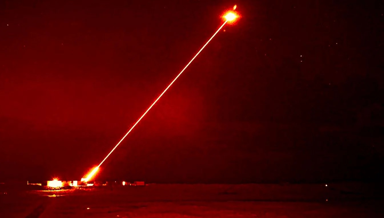 Acierta a una moneda a 1 km de distancia y un disparo sólo cuesta 13 dólares: el Reino Unido prueba por primera vez el arma láser DragonFire Acierta a una moneda a 1 km de distancia y un disparo sólo cuesta 13 dólares: el Reino Unido prueba por primera vez el arma láser DragonFire