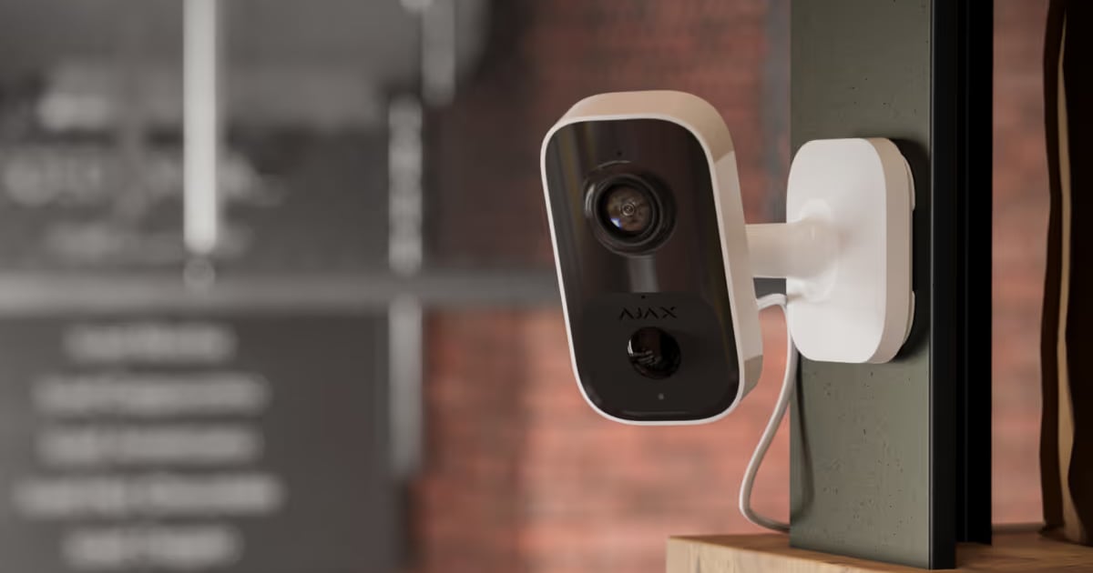 Ajax IndoorCam: cámara IP inalámbrica con inteligencia artificial y funciones de seguridad integradas
