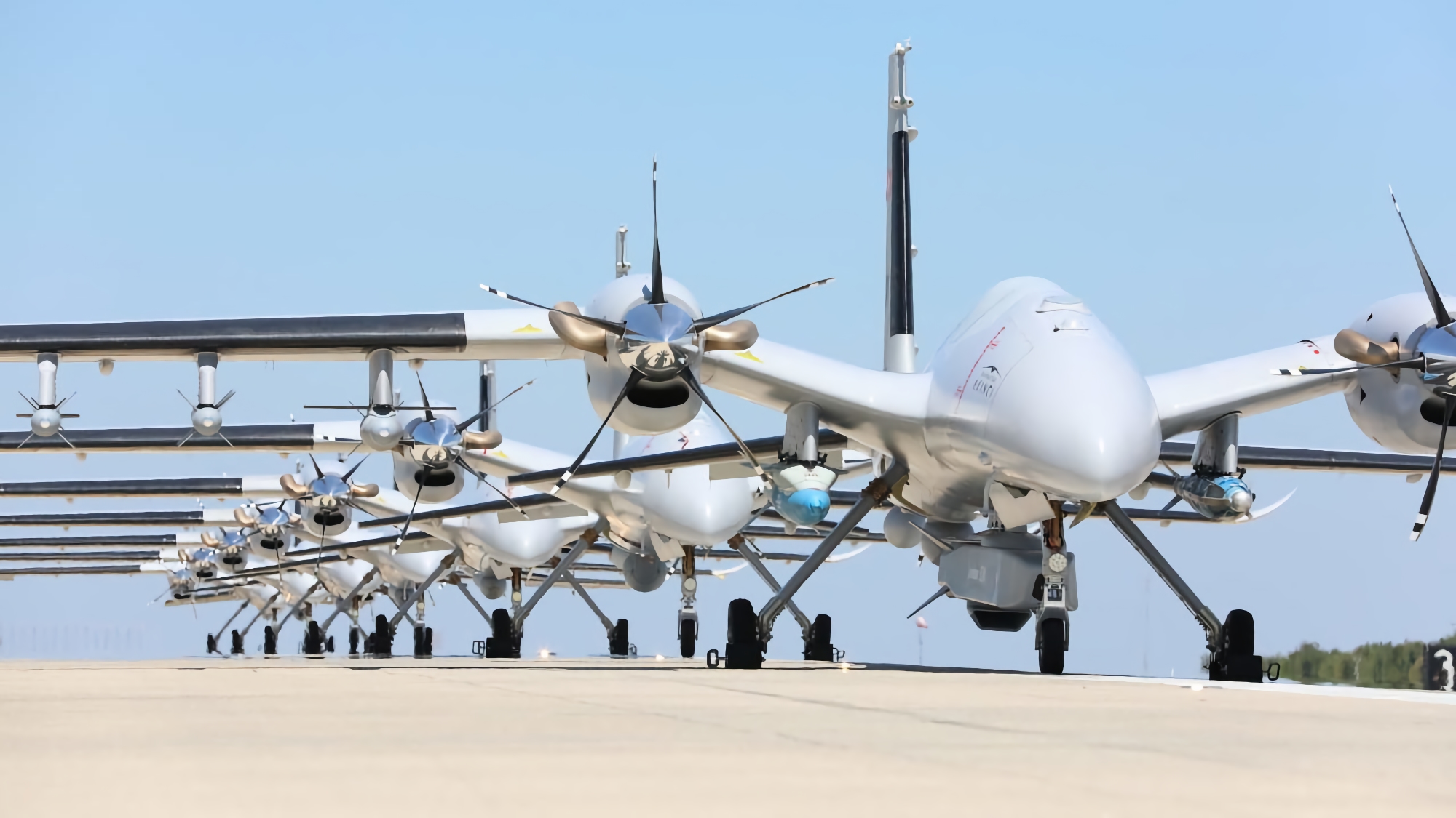 La Fuerza Aérea Turca recibió un nuevo lote de drones de ataque Akinci, están propulsados por motores ucranianos y pueden volar a velocidades de hasta 361 km/h La Fuerza Aérea Turca recibió un nuevo lote de drones de ataque Akinci, están propulsados por motores ucranianos y pueden volar a velocidades de hasta 361 km/h