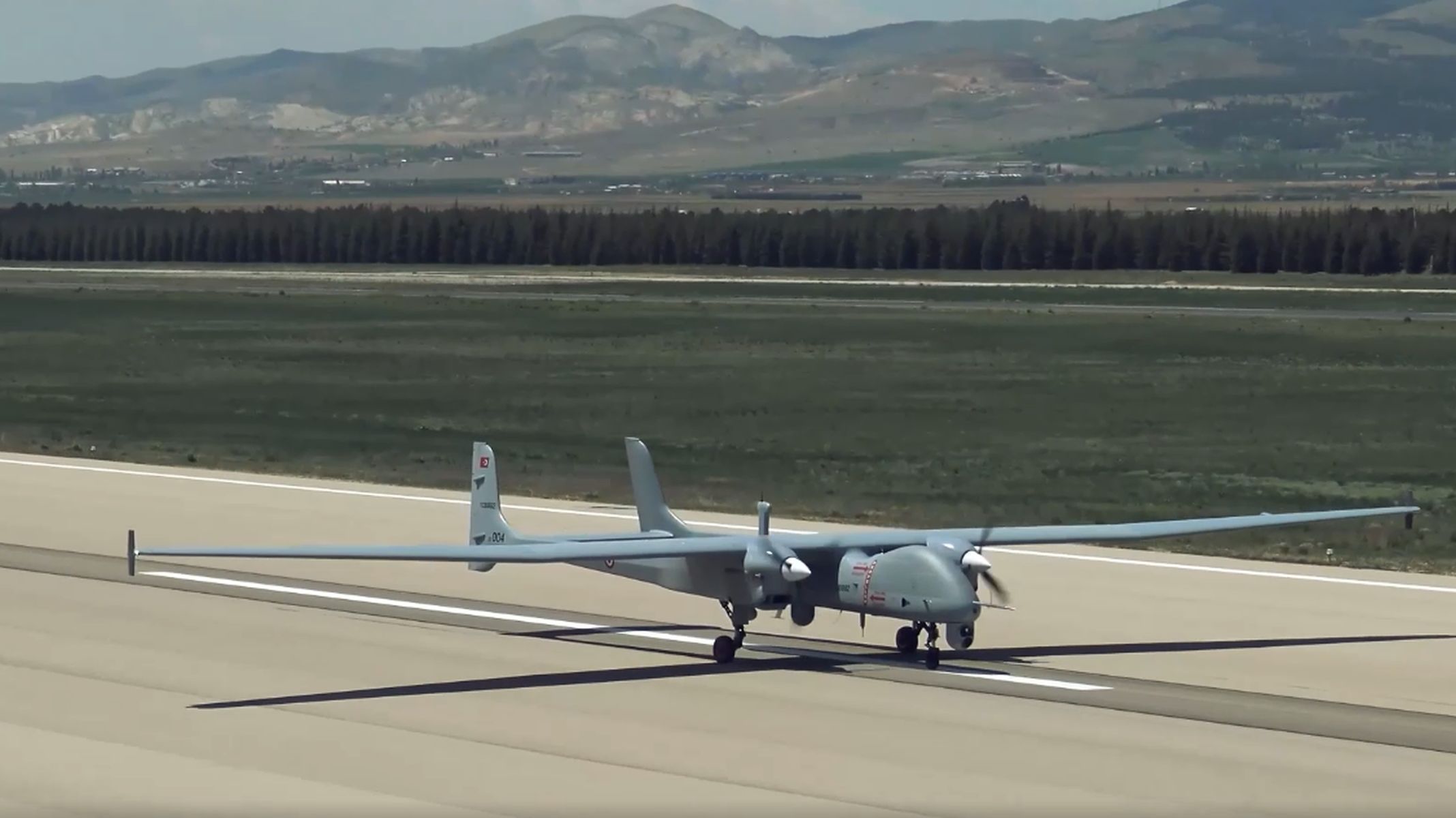 La marina turca utiliza los grandes drones de ataque Aksungur, que pueden permanecer en el aire hasta 50 horas La marina turca utiliza los grandes drones de ataque Aksungur, que pueden permanecer en el aire hasta 50 horas