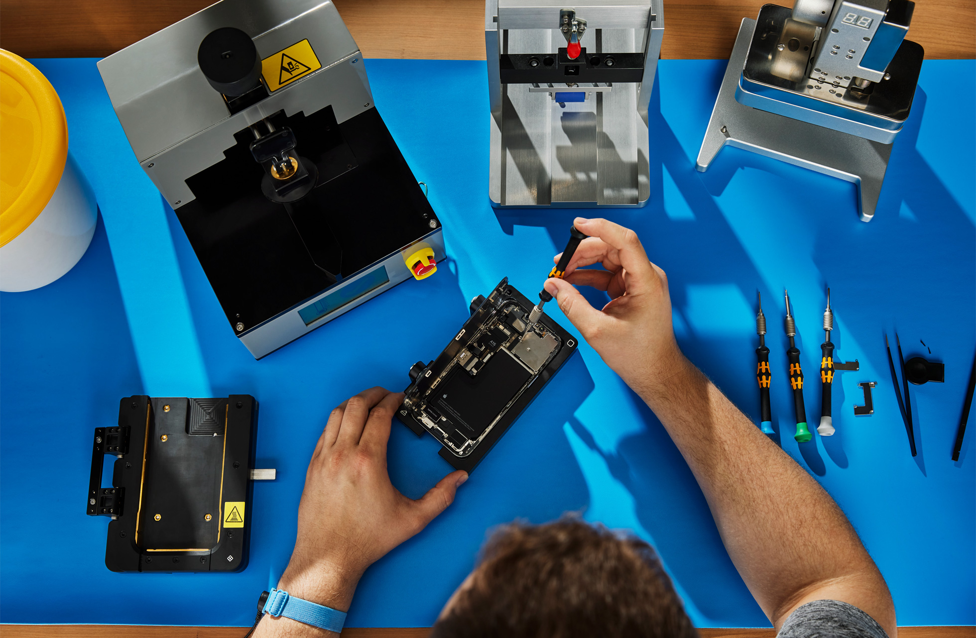 Apple lanza un programa de autorreparación de iPhone y MacBook en Europa
