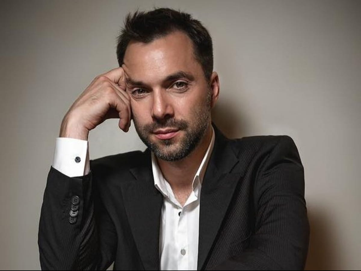 De maquillador a obstetra y astrólogo: Alexey Arestovich registra su nombre como marca De maquillador a obstetra y astrólogo: Alexey Arestovich registra su nombre como marca