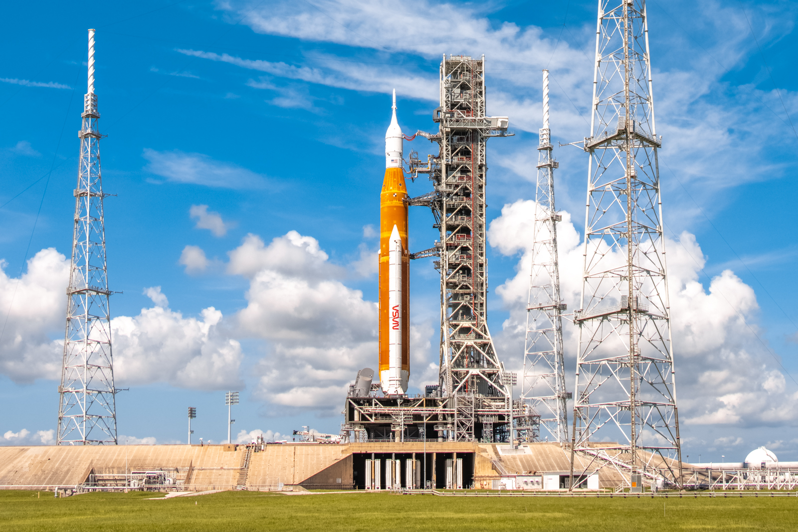 La NASA ha desvelado la primera etapa del cohete SLS para la misión Artemis II que enviará humanos alrededor de la Luna en la nave Orión La NASA ha desvelado la primera etapa del cohete SLS para la misión Artemis II que enviará humanos alrededor de la Luna en la nave Orión