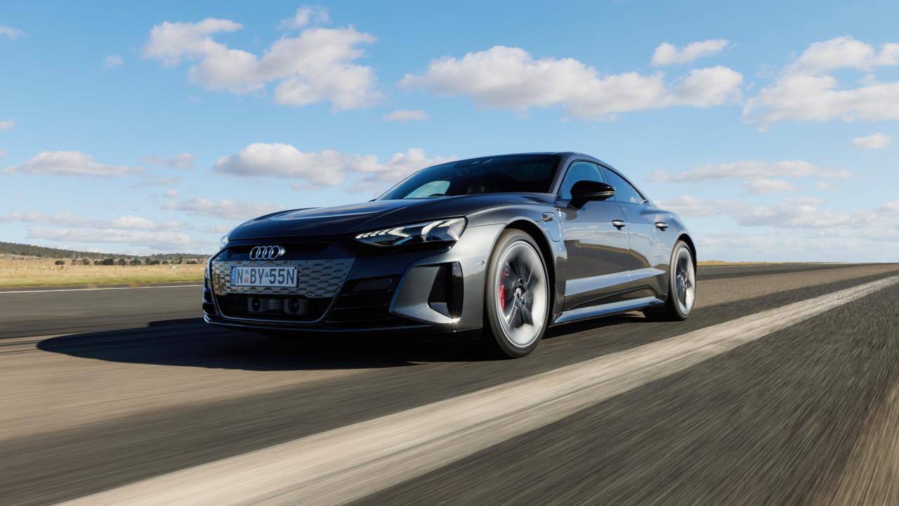 Un bloguero intentó revivir un coche eléctrico Audi e-tron GT hundido secándolo en arroz. ¡Y el chivatazo funciona! Un bloguero intentó revivir un coche eléctrico Audi e-tron GT hundido secándolo en arroz. ¡Y el chivatazo funciona!