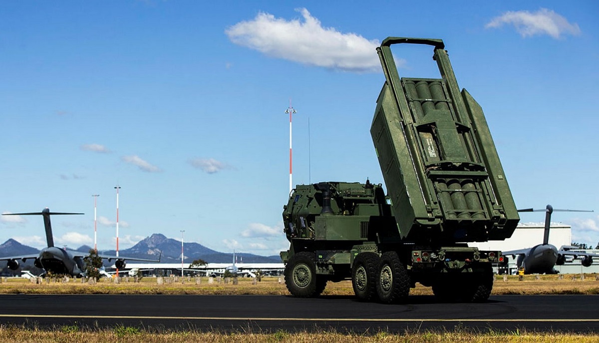 El sistema estadounidense de misiles HIMARS destruyó con éxito un objetivo naval durante un ejercicio Highball en Australia Occidental. El sistema estadounidense de misiles HIMARS destruyó con éxito un objetivo naval durante un ejercicio Highball en Australia Occidental.