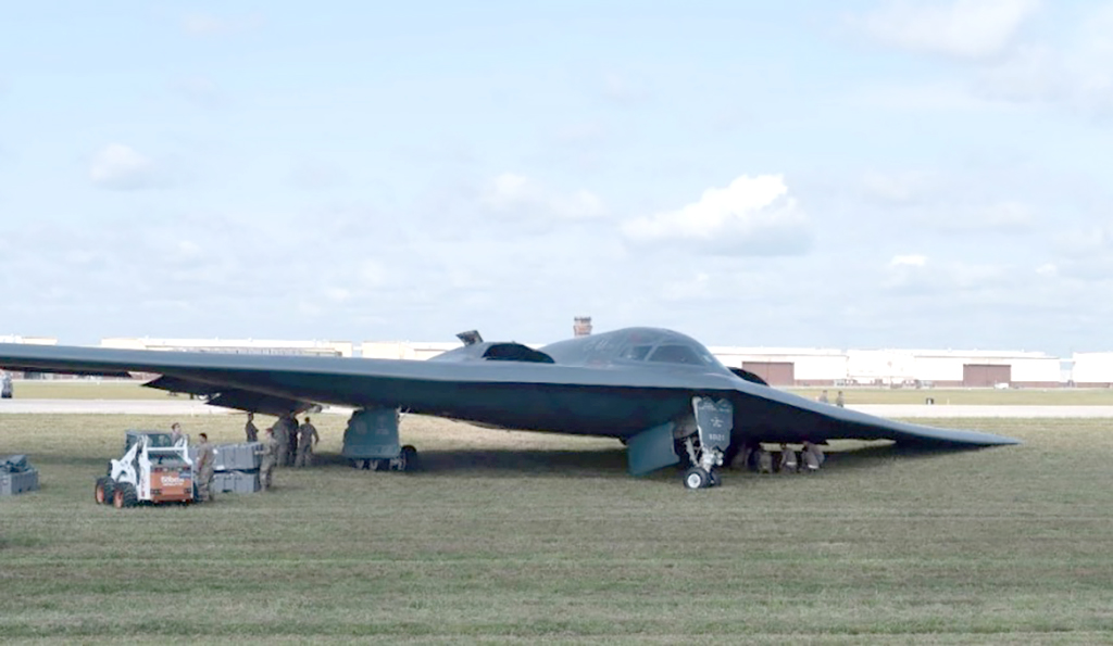 El bombardero nuclear B-2 Spirit se incendió y sufrió daños en un aterrizaje de emergencia en una base estadounidense El bombardero nuclear B-2 Spirit se incendió y sufrió daños en un aterrizaje de emergencia en una base estadounidense