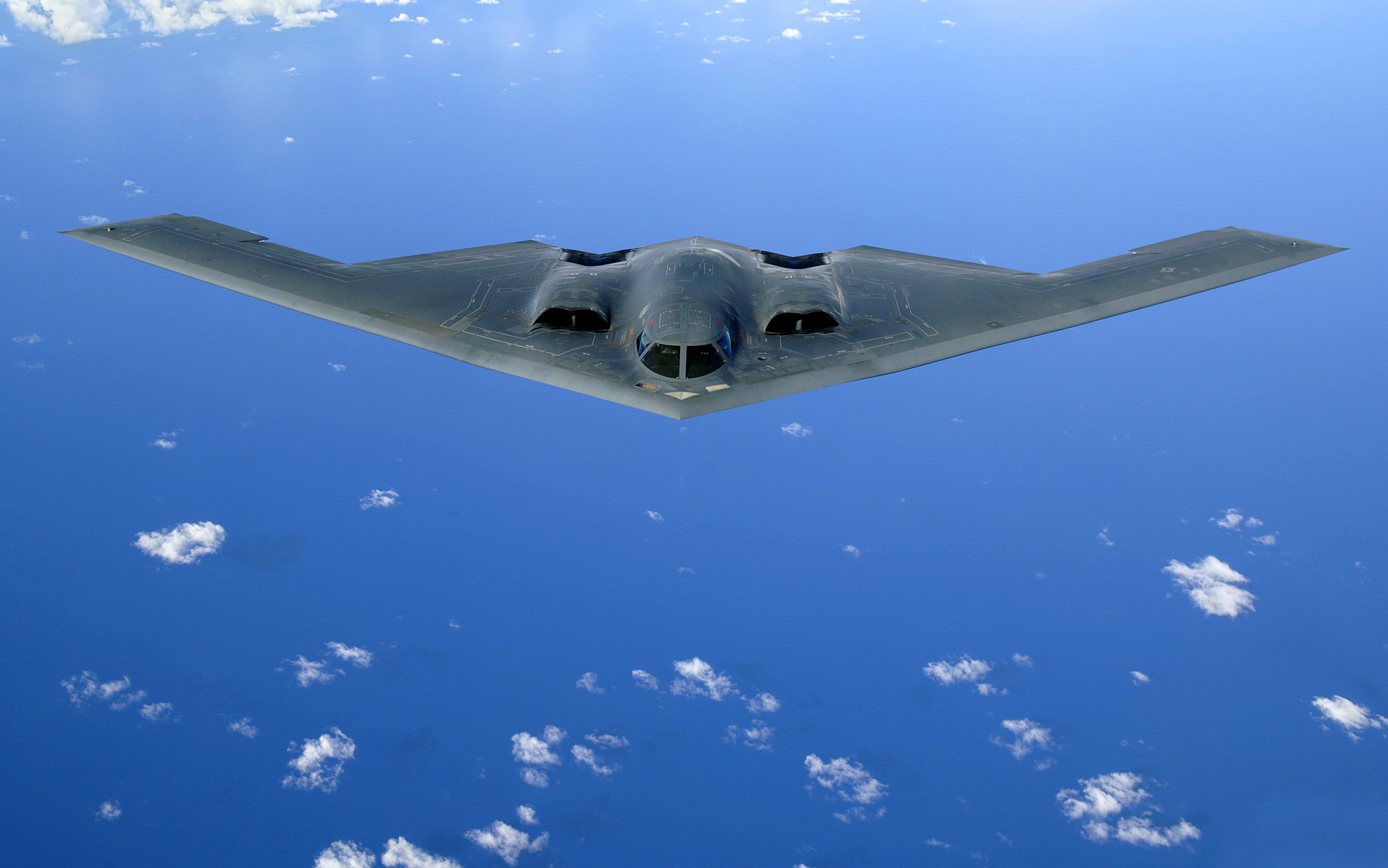 Northrop Grumman está mejorando el avión furtivo B-2 Spirit, que recibirá un misil de crucero JASSM-ER, un nuevo sistema de designación de objetivos y podrá llevar una bomba nuclear B-61 mod 12 Northrop Grumman está mejorando el avión furtivo B-2 Spirit, que recibirá un misil de crucero JASSM-ER, un nuevo sistema de designación de objetivos y podrá llevar una bomba nuclear B-61 mod 12