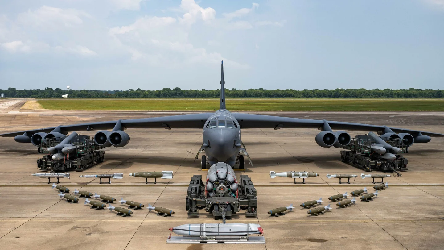 El caza ruso Su-35 vuela para interceptar los bombarderos nucleares estadounidenses B-52H Stratofortress El caza ruso Su-35 vuela para interceptar los bombarderos nucleares estadounidenses B-52H Stratofortress
