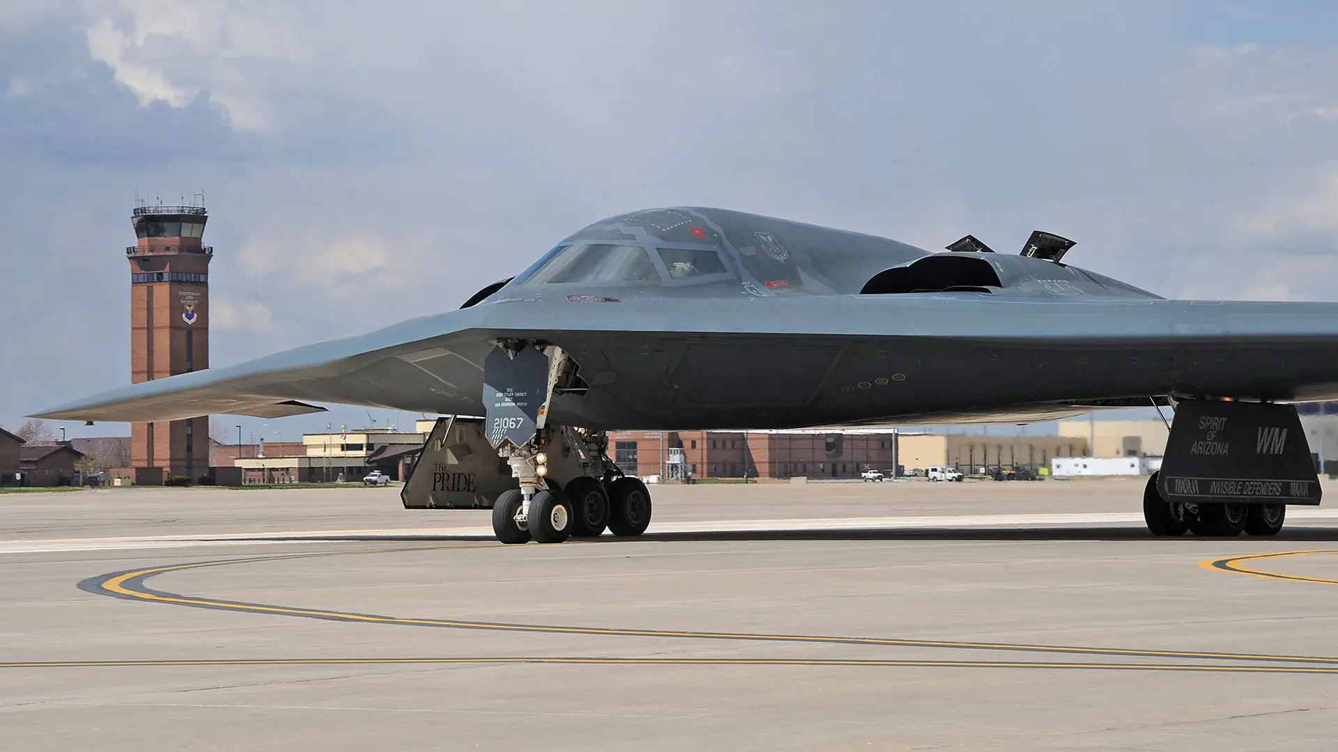 El bombardero B-2 Spirit, que costó 2.100 millones de dólares y se incendió, se encuentra en la pista de aterrizaje por segunda semana consecutiva. El bombardero B-2 Spirit, que costó 2.100 millones de dólares y se incendió, se encuentra en la pista de aterrizaje por segunda semana consecutiva.