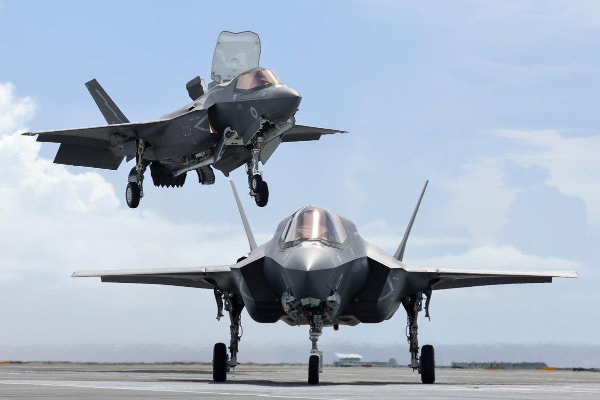 España quiere sustituir los viejos aviones Harrier AV-8B+ por cazas de quinta generación F-35B Lightning II con un coste de más de 100 millones de dólares. España quiere sustituir los viejos aviones Harrier AV-8B+ por cazas de quinta generación F-35B Lightning II con un coste de más de 100 millones de dólares.